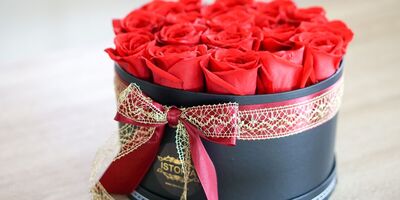 (ویدئو) نحوه ساخت جعبه هدیه کاغذی گل رز / با این ترفند یک جعبه کادو شیک برای هدیه دادن به عشقت بساز 😍
