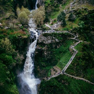 (ویدئو) طبیعت بی نظیر آبشار با شکوه شلماش / اگر مسیرتان به سردشت، کردستان خورد حتما اینجا برید!