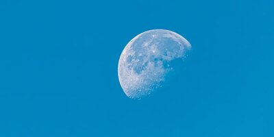 علت اصلی دیده شدن ماه در آسمان روز چیست؟