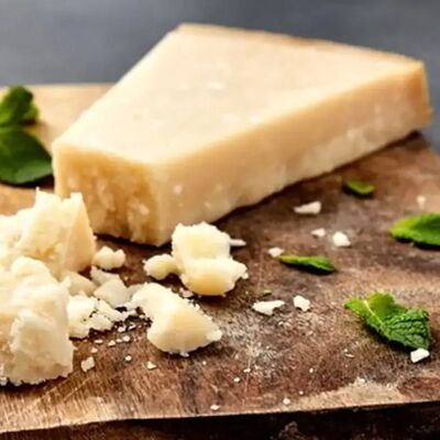 این پنیر نه تنها ضرر ندارد بلکه چربی‌های شکم را آب می‌کند! / پنیری که بیش از هر ماده‌ی لبنی دیگری پروتئین دارد