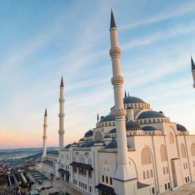 (ویدئو) لحظه هولناک سقوط مناره یک مسجد بر اثر طوفان سهمگین در ترکیه