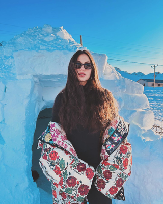 جدیدترین عکس دمت اوزدمیر در پیست اسکی با لباس سنتی گل گلی