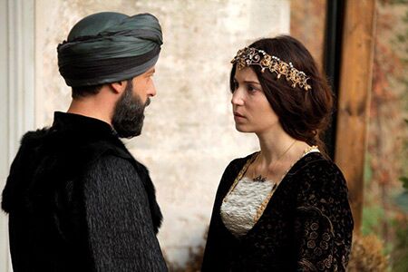 (تصاویر) لباس عروس ساده و شیک سلما ارگچ، بازیگر نقش همسر مولانا در "مست عشق"/ چه کلاه قشنگی!