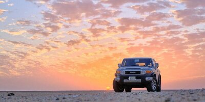 (فیلم) پرت شدن هولناک راننده کویتی FJ حین واژگونی در ساحل / خیلی خوشحال ماشین رو له کرد