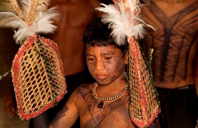 (ویدیو) عجیب ترین و دردناکترین رسوم میان قبایل آمازون!/ برای مرد شدن باید این حشرات نیشت بزنند!