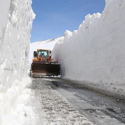 تصاویر عجیب بازگشایی جاده‌ای که هفت متر برف در آن بارید / مردم محلی چگونه مایحتاج زندگی رو تامین می کردند؟!