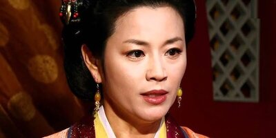 (تصاویر) عکس‌های متفاوت بازیگر نقش مادرِ تسو در سریال "جومونگ" و بانو چوئی در سریال "جواهری در قصر"