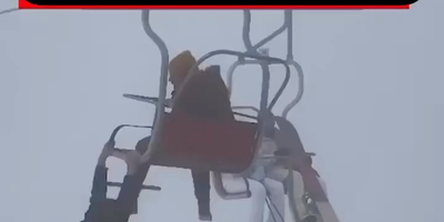 (ویدئو) لحظه استرس آور سقوط یک مرد از تله کابین تهران که لحظه آخر نجات پیدا کرد / اونجا چیکار میکرد؟!