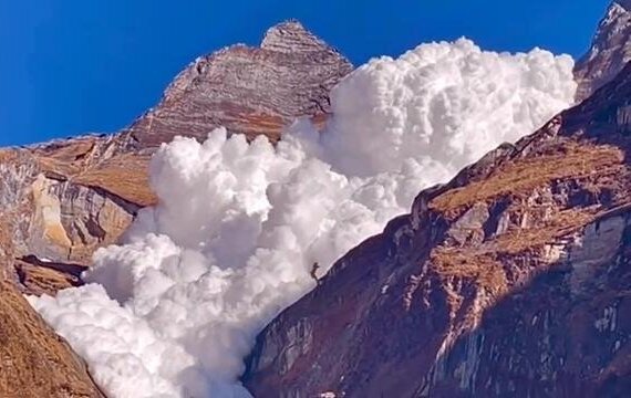 (فیلم) پدیده دیده نشده (بهمن ابر) در نپال، دیواره شرقى رشته کوههاى اورست /  پدیده ای زیبا در حین حال مرگبار