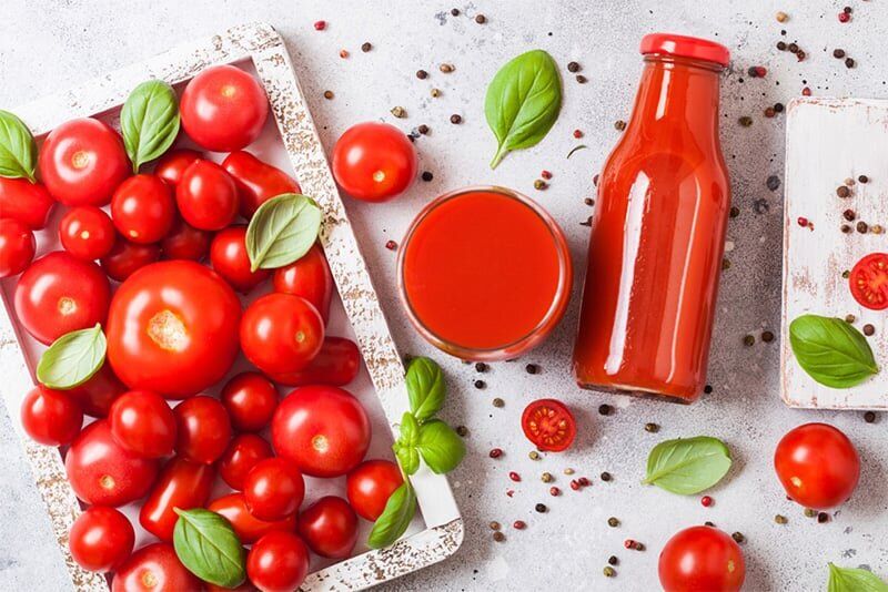 چرا باید آب گوجه فرنگی مصرف کنیم؟! / تحقیقات جدید درباره خاصیت بی نظیر آب گوجه فرنگی