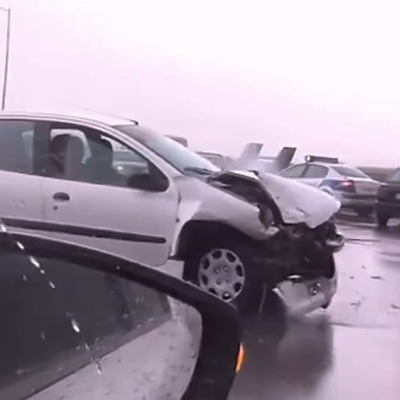 (فیلم) لحظه وقوع تصادف در محل وقوع یک تصادف دیگر / در تصادفات به رانندگی خود دقت کنید!