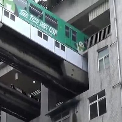 (ویدئو) عجیب ترین شهر چین از نظر شهرسازی/ از عبور قطار از وسط یک ساختمان تا ...