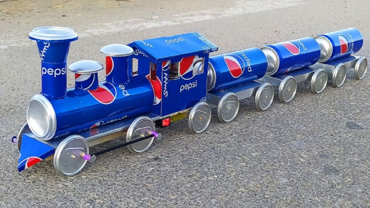(ویدئو) خلاقیت جالب یک شخص برای ساخت قطار با قوطی نوشابه / حتما این قطار رو با بچت بساز تا ذهن خلاقی داشته باشه
