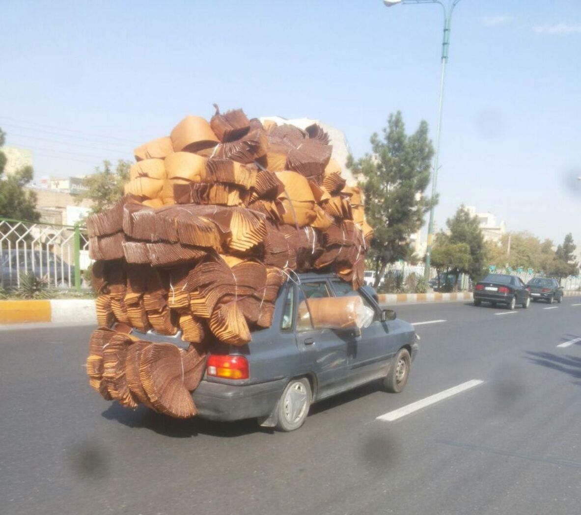 (ویدئو) عجیب ترین شیوه حمل بار با خودرو که به عمرتون دیدید! / هنر نزد ایرانیان است و بس 😂