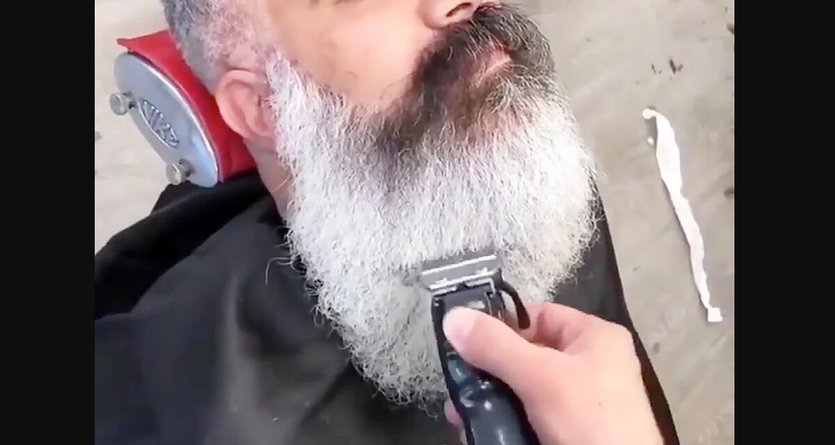 (فیلم) مردی که 10 سال است ریشش را نزده است / عجب خوش تیپ بوده نمی دونسته
