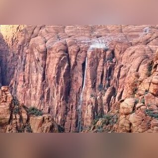 (فیلم) عجیب‌ترین اثر خلقت/ آبشار معکوسی که قانون جاذبه رو زیر سوال برده!