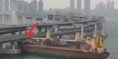 (فیلم) لحظه غیرقابل انتظار برخورد کشتی تجاری با پلی در بوسان کره جنوبی / چرا کشتی ها مدام با پل تصادف می کنند؟!