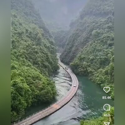 (ویدئو) شگفت انگیزترین پل شناور جهان در طول یک درّه پر از آب واقع در استان هوبی چین/ کل دنیا تو کار این چینی ها انگشت به دهان مونده!