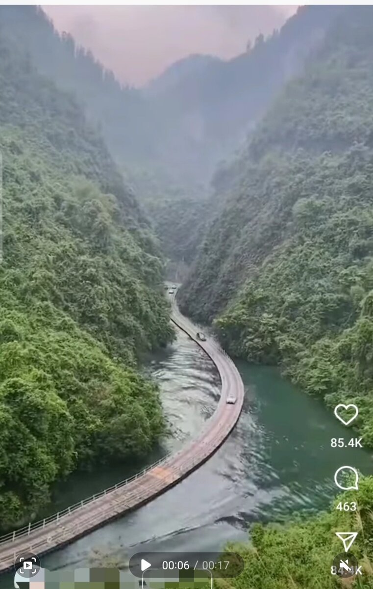 (ویدئو) شگفت انگیزترین پل شناور جهان در طول یک درّه پر از آب واقع در استان هوبی چین/ کل دنیا تو کار این چینی ها انگشت به دهان مونده!