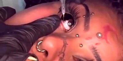 ترسناک ترین ویدیو ممکن!/ دختری که داخل چشمانش را خالکوبی میکند!/ تماشای این ویدیو دارای محدودیت سنی میباشد