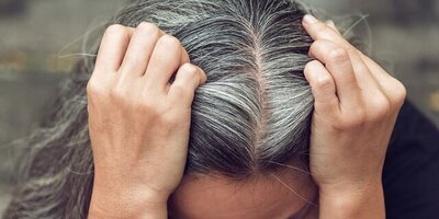 آیا روش های کنترل و درمان سفید شدن موها در زنان و مردان را می دانید؟! / با این ترفندها از سفید شدن موهات جلوگیری کن