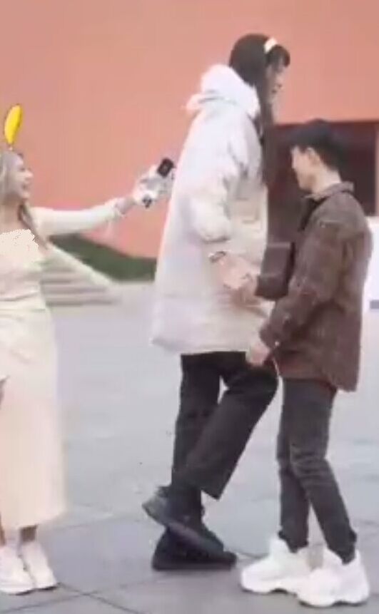 (ویدیو) جالبترین و عجیب ترین زوج دنیا/ آقا و خانم کره ای که نزدیک به نیم متر اختلاف قدی دارند!!