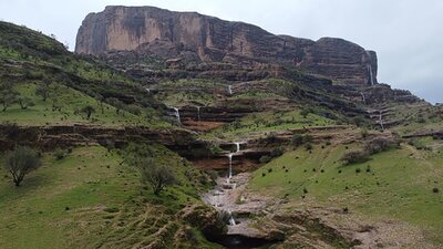 (فیلم) طبیعت باورنکردنی خوزستان، دزفول، دژ محمدعلی خان بختیاری در فصل بارندگی و بهاری / سوئیس ایرانی به این میگن 😍