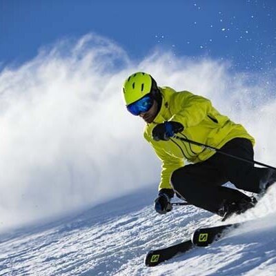 (فیلم) لحظه هولناک سقوط اسکی باز به پایین دره، تصاویر توسط دوربین روی کلاه ضبط شده است