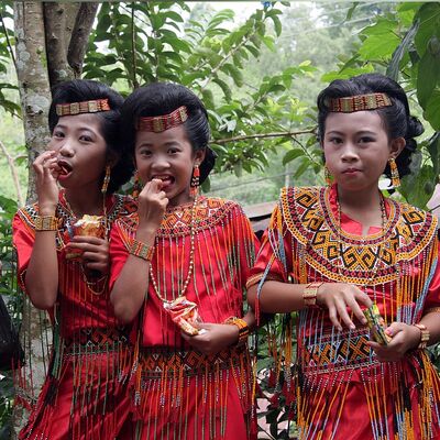 (تصاویر) جشن 900 ساله ی ترسناک مردم اندونزی که با حضور جسدهای خشک شده برگزار می شود/ با نبش قبر و گرفتن عکس با مردگان برای رفع دلتنگی موافقین؟