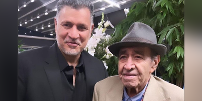(ویدئو) صدای گرم و دلنشین ایرج 93 ساله، استاد برجسته آواز ایران و پدر احسان خواجه امیری، در حاشیه یک مراسم