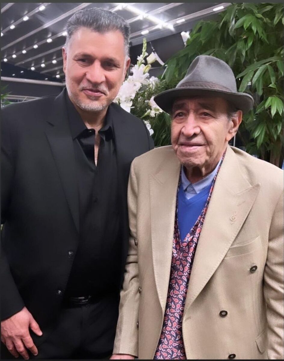 (ویدئو) صدای گرم و دلنشین ایرج 93 ساله، استاد برجسته آواز ایران و پدر احسان خواجه امیری، در حاشیه یک مراسم