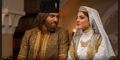 (عکس) متفاوت ترین پوشش عروس در دوران قاجار/ از تاج و توری عروس تا کفش و جورابها، استایلش خیلی امروزیه، نیست؟
