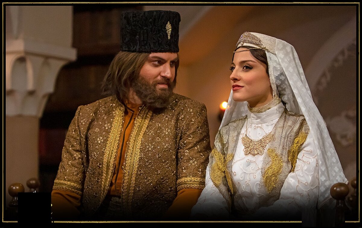 (عکس) متفاوت ترین پوشش عروس در دوران قاجار/ از تاج و توری عروس تا کفش و جورابها، استایلش خیلی امروزیه، نیست؟