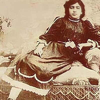 عکس خانوادگی از اولین زنی که نخستین مدرسه دخترانه در دوران قاجار را تاسیس کرد/ بانوی اولین های ایران چه فرزندان نام آوری هم تربیت کرده!