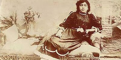عکس خانوادگی از اولین زنی که نخستین مدرسه دخترانه در دوران قاجار را تاسیس کرد/ بانوی اولین های ایران چه فرزندان نام آوری هم تربیت کرده!