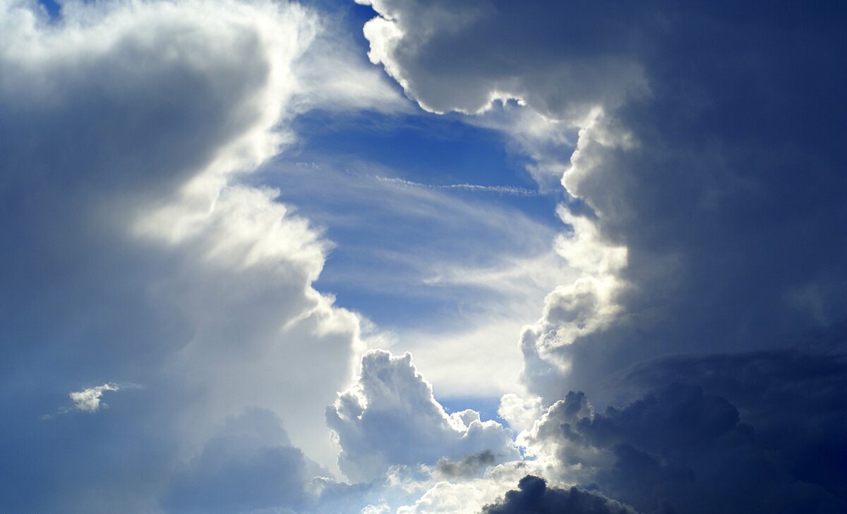 (فیلم) لحظه باورنکردنی ابری که در آسمان دزفول شکل نقشه ایران درآمده است / واقعا با اون هاله نورش خیلی زیبا شده😍
