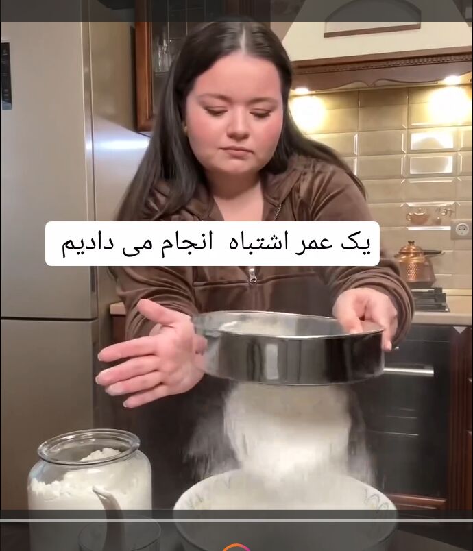 (ویدیو) آموزش ترفند ساده الک کردن آرد بدون آردی شدن دور و بر ظرف