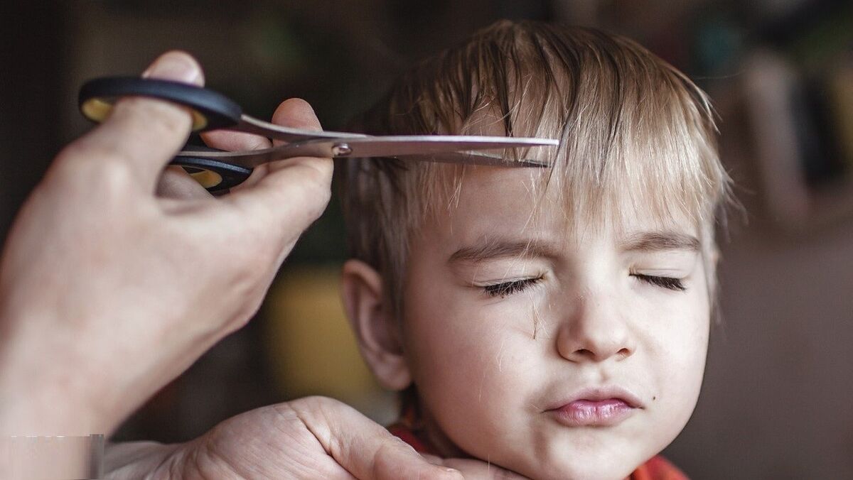 (عکس) شوخ طبعی یک پدر برای تراشیدن موهای پسرش/ میخواد همه جا دست نوازش پدرانه ش رو سر پسرش باشه🤣