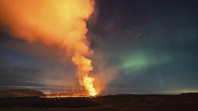 (فیلم) فوران آتشفشان همزمان با درخشش شفق قطبی در گرینداویک ایسلند / دنیا از آن چیزی که فکر می کنید خارق العاده تر هست